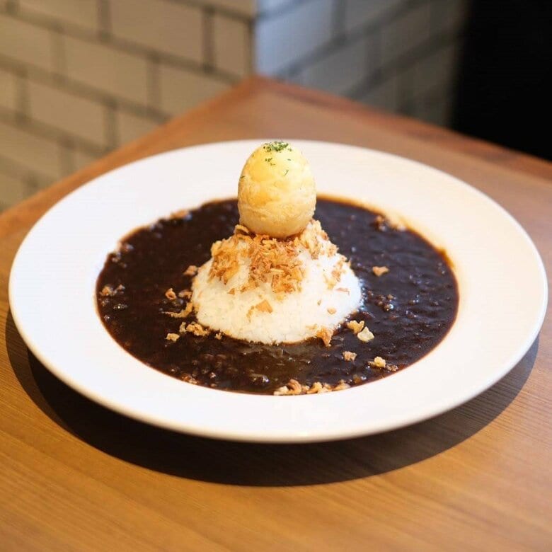 玉ねぎの甘みとコクが決め手 名古屋第一富士ホテルの“黒カレー”が話題 サラダ＆ピクルス食べ放題も魅力｜FNNプライムオンライン