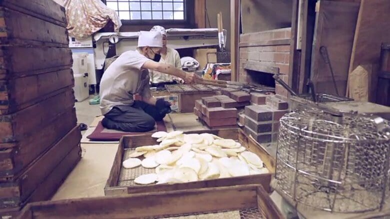 消えゆく手焼き煎餅の技 レンガ窯で炭火と向き合う79歳職人 「体が動かなくなるまでは」受け継がれた火を絶やさぬ思い|FNNプライムオンライン