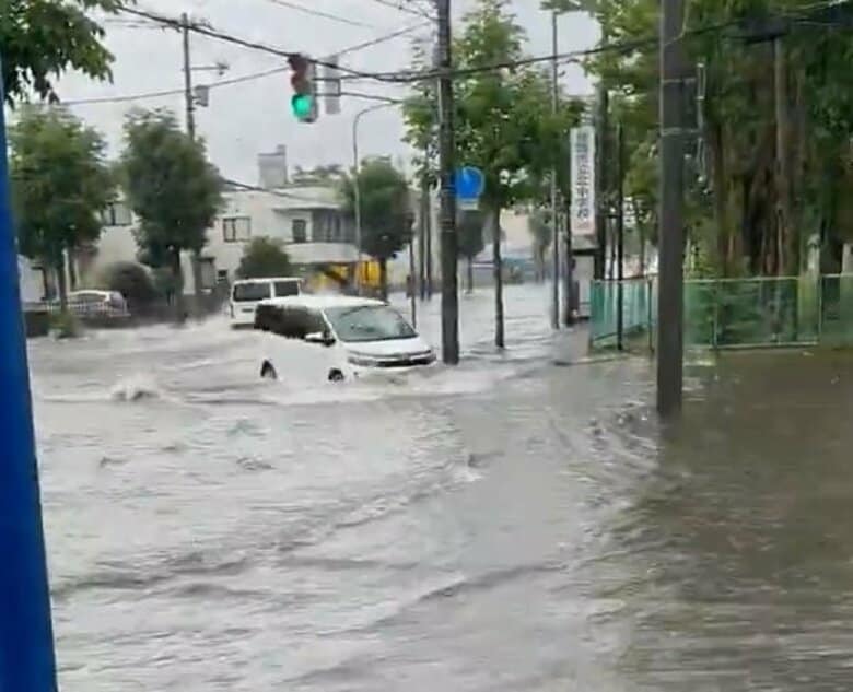 【道路が水浸し】北海道釧路市で1時間60ミリの非常に激しい雨”統計開始以来1位”の大雨で「冠水被害」相次ぐ｜FNNプライムオンライン
