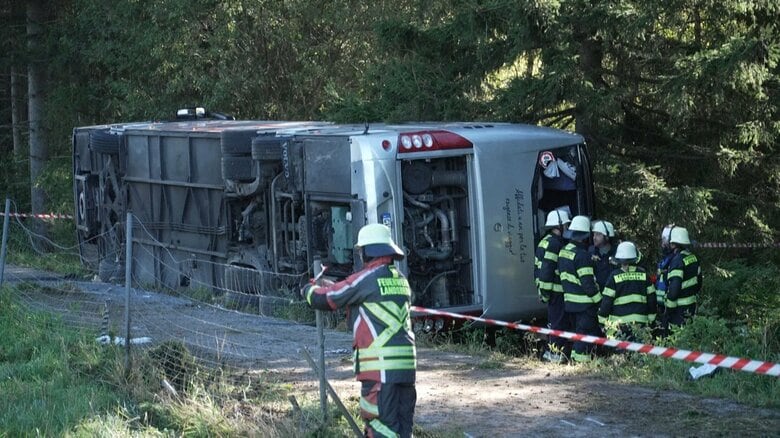 観光バスが高速道路から外れ横転　2人死亡数人重傷　ビールの祭典「オクトーバーフェスト」に向かう途中　ドイツ南部｜FNNプライムオンライン