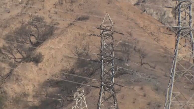 【続報】一部地区の出火原因は「送電塔」トラブルか？LA山火事で住民が電力会社に損害賠償請求訴訟も　「6日間家に戻っていない…」発生から1週間も延焼続く｜FNNプライムオンライン