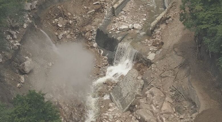 土石流で橋が流され登山者ら約390人が一時孤立　現在も86人がとどまる　台風接近で10日中に下山完了目指す　北アルプス燕岳の登山口の中房温泉に通じる県道が通行止め　仮の橋を設置｜FNNプライムオンライン