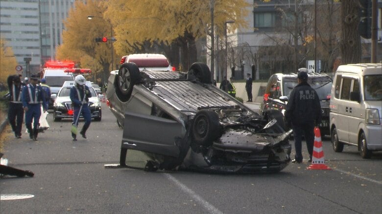 国会議事堂前で車が中央分離帯乗り上げ片側3車線真ん中でひっくり返る…60代男性けが ハンドル操作誤ったか 東京・永田町|FNNプライムオンライン