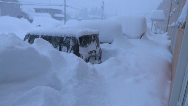 【統計開始以来1番の大雪】救急車進めず消防車が急病人搬送“北海道帯広市で24時間に124センチ” 高校野球部の屋内練習施設が雪の重みで倒壊 コンビニ・スーパーでは品薄・臨時休業も｜FNNプライムオンライン