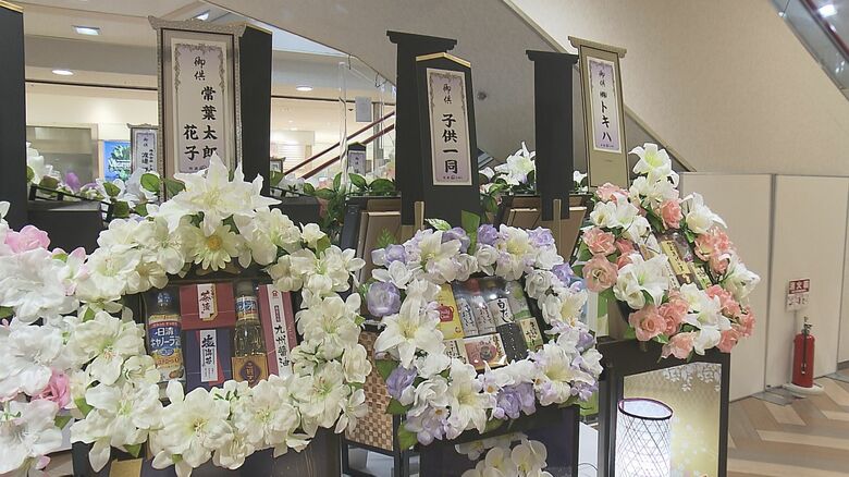 豪華な造花で飾られた初盆のお供え物「籠盛」　大分県に定着した文化　広めたのは地元の老舗デパート｜FNNプライムオンライン