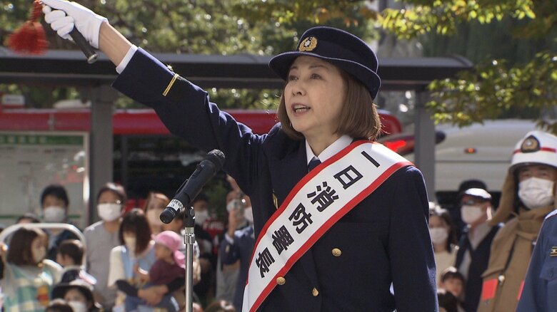麻木久仁子さんが1日消防署長を務め、消防演習が行われた(2日 東京・荒川区)