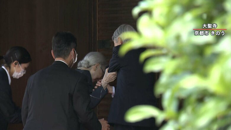 階段を登られる際、少しバランスを崩してしまった美智子さま