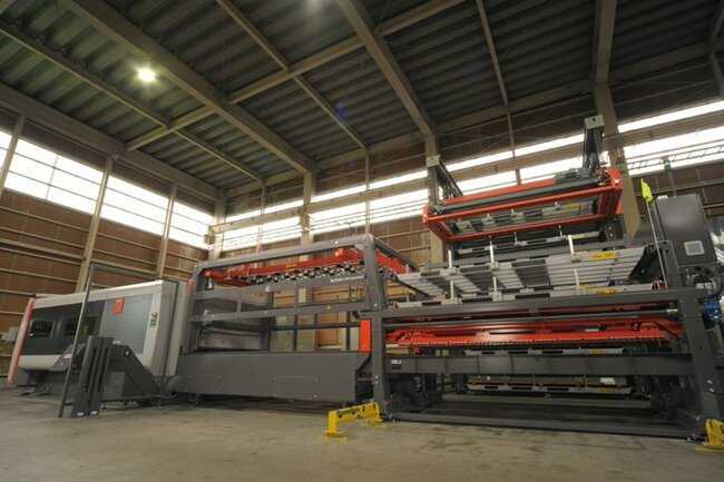 スイスのバイストロニック社製「ファイバーレーザー切断加工機」。1億円の費用がかかり、2カ月かけて組み上げた。