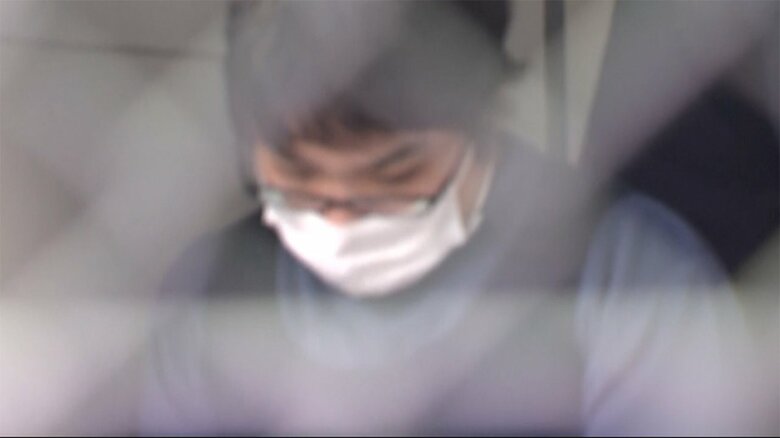 送検される佐藤将樹容疑者(26)(24日 茨城・鹿嶋署)