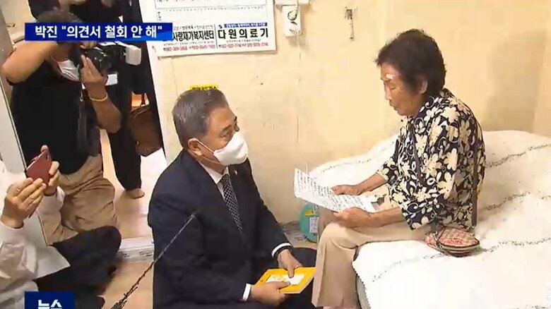 元徴用工訴訟の原告の自宅を訪問した朴振外相(韓国MBC「ニュースデスク」より)
