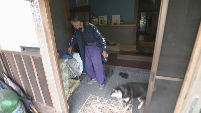 散歩に向かう中さんとクロ