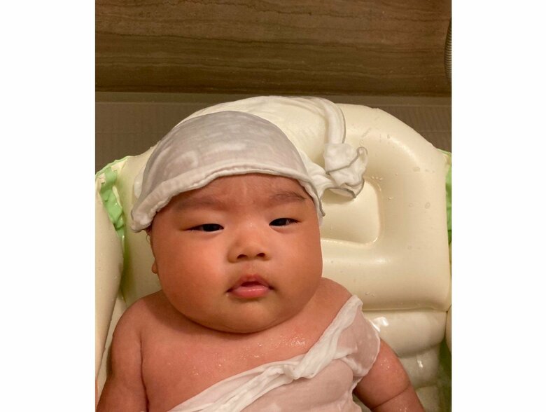 ベビーバスに入っている時、美味しいラーメン屋さんの店主みたいな風貌に（提供：りらさん）