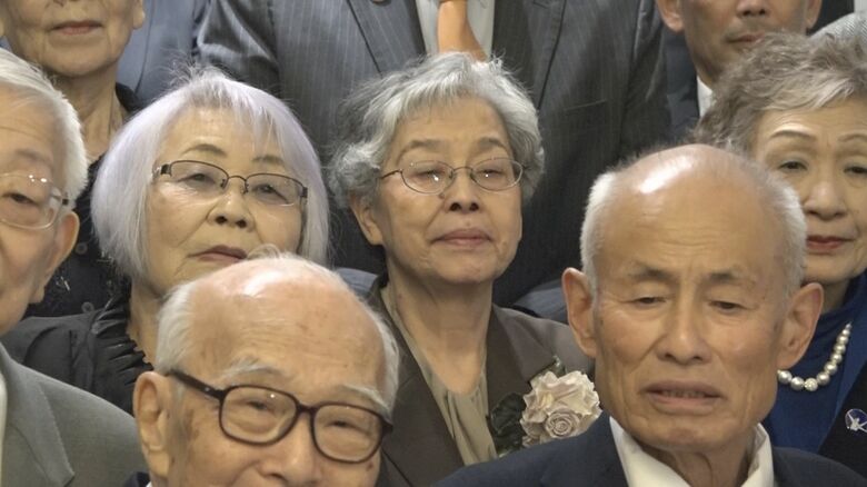 長崎の被爆者・横山照子さんは胸にコサージュをつけていた