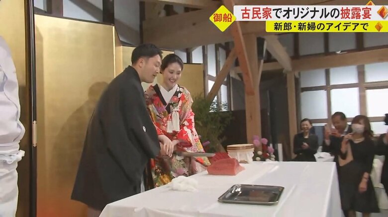 ケーキ入刀ならぬ「マグロ入刀」をする新郎新婦