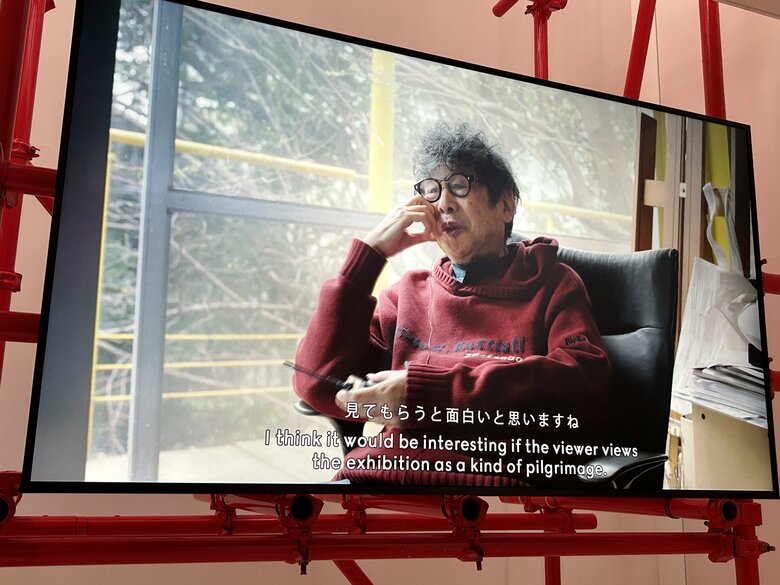 展覧会のテーマについて語る横尾氏