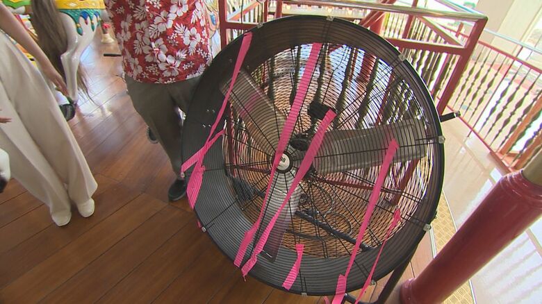 メリーゴーランドの前に扇風機！？
