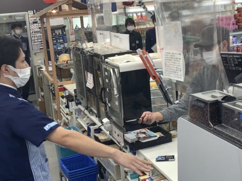 警察「コロナ禍で金銭に窮した犯人に狙われる可能性も」 コンビニで店員らが強盗を想定した防犯訓練