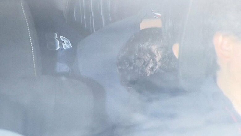 東京・麻布署に入るバジョナ・ロドリゲス容疑者。顔を隠すようにうつむいていた（7日午前11時20分ごろ）