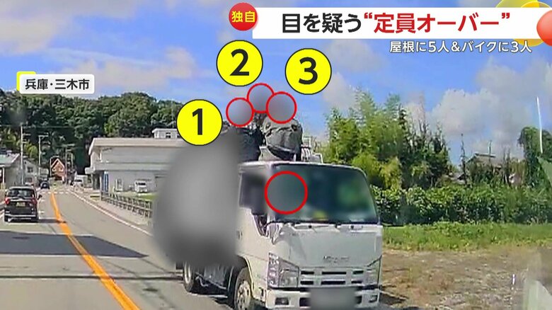 屋根に人を乗せたまま走るゴミ収集車（提供：イルさん）