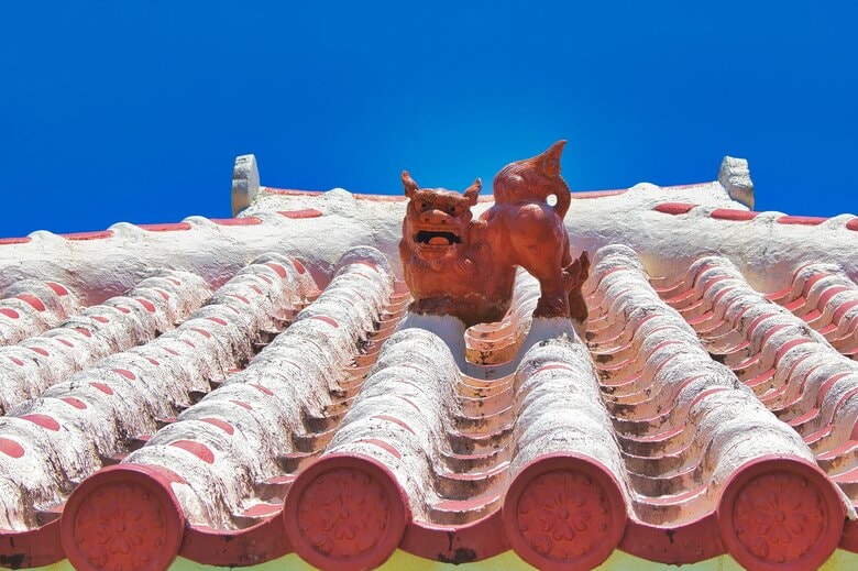 沖縄の屋根などによくあるシーサー（画像：イメージ）