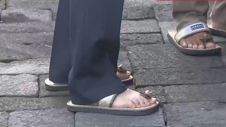 遺跡保護のため、布製のサンダルを着用された