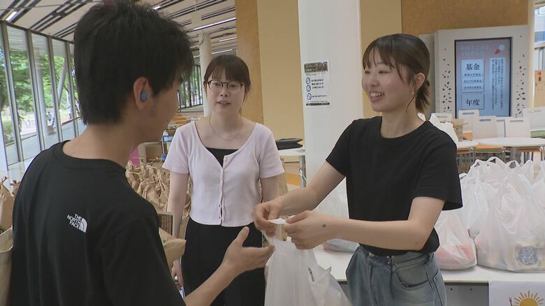 食料品を配布する学生フードバンク