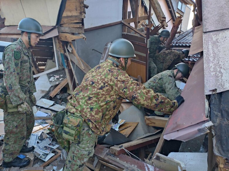 輪島市での人命救助活動　　1月2日　提供：防衛省