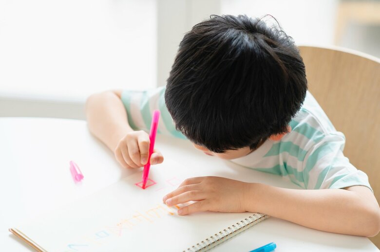 子どもには知能検査や心理検査などを行い総合的に診断する（画像：イメージ）