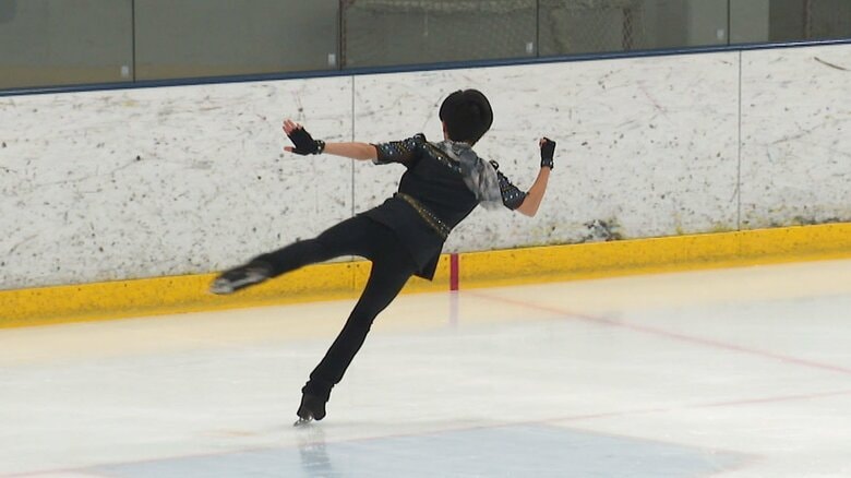 今季から投入している3回転ループを決め、ガッツポーズする木村（全日本ノービス）