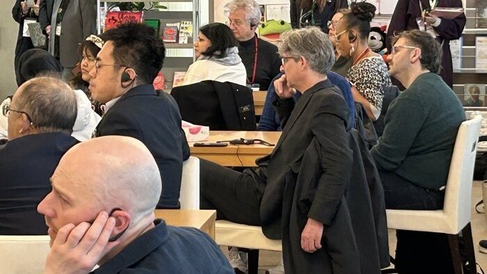 説明に聞き入る海外の子ども政策実務責任者