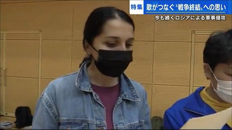 歌い始めるアンナさん