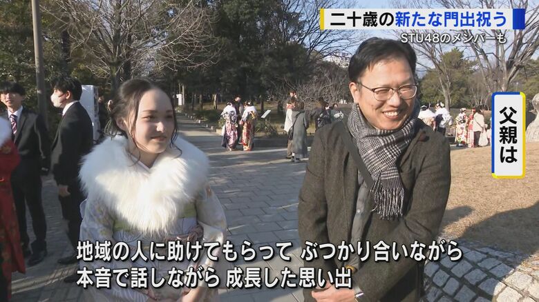 インタビューに答える参加者（左）の父親（右）