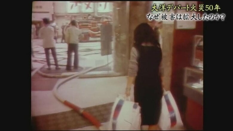 荷物を運ぶ従業員