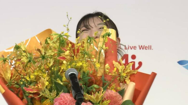もらった花束で顔を隠す坂本花織選手(26)
