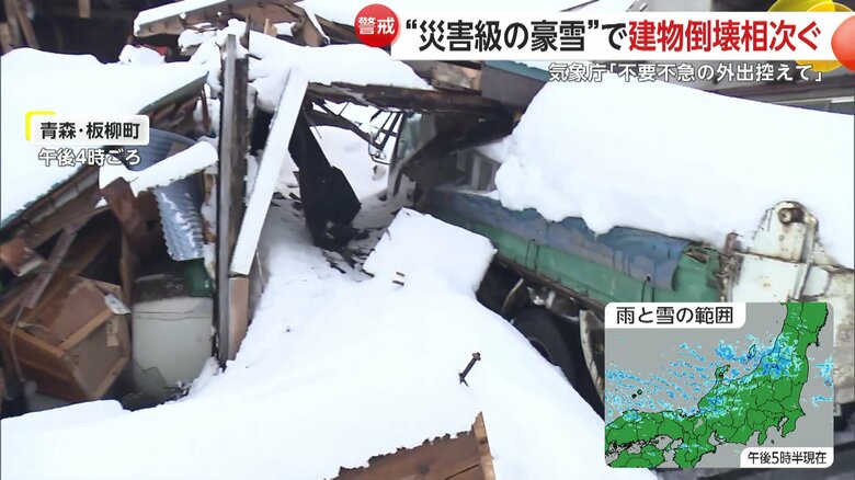 押しつぶされた倉庫の屋根がトラックに覆い被さる（青森・板柳町）
