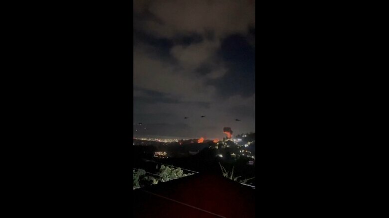 アメリカ軍のヘリコプターが飛ぶベネズエラ首都カラカス（3日）