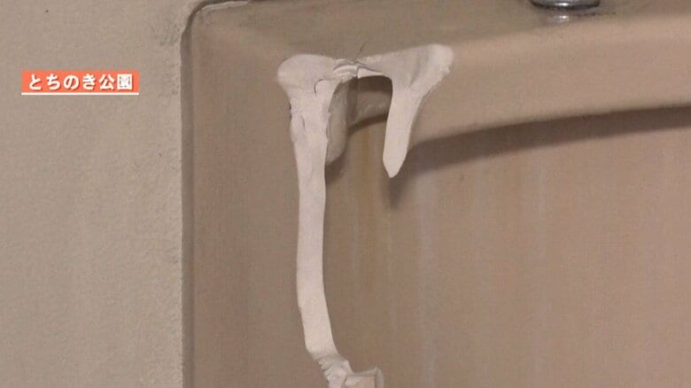 欠けた男子トイレの上部　破片は床に散らばっていた