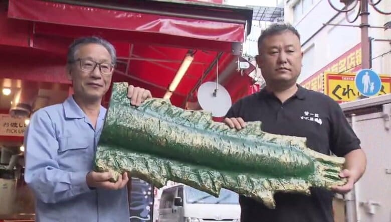 ポップ工芸 中村前社長（左）と大阪かに源 武田社長（右）