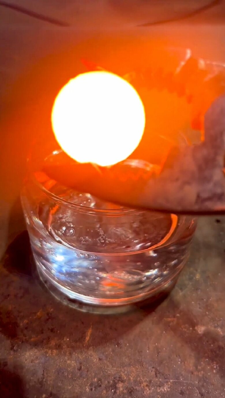 1000℃に熱せられた鉄球