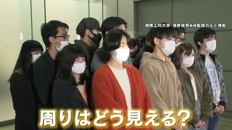 中心に身長159cmの女性が立って検証