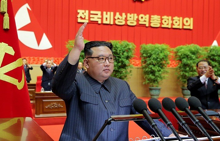 非常防疫総括会議で演説する金正恩総書記（8月10日）