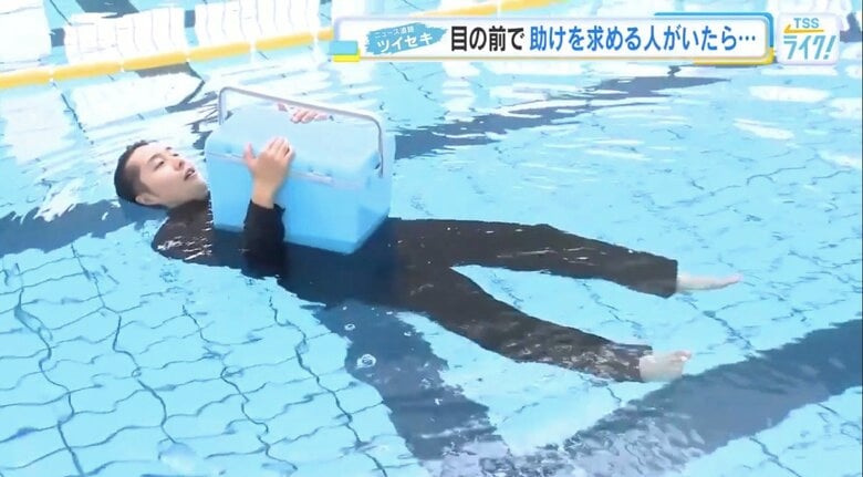 クーラーボックスの浮力に驚く加藤アナウンサー