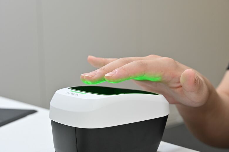 非接触型指静脈認証装置での静脈登録（提供：鹿島）