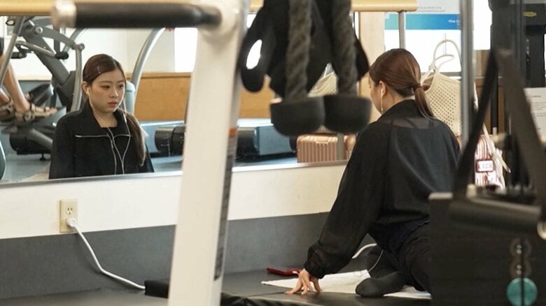 ストレッチをする紀平