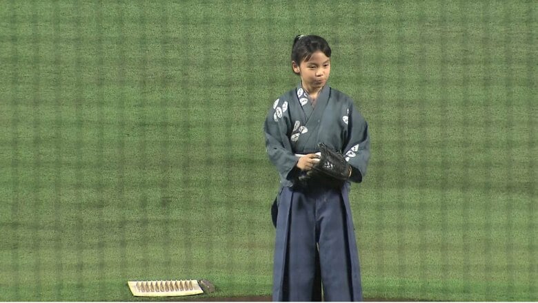 NHK大河ドラマ「軍師官兵衛」出演時の衣装で始球式に臨む若山容疑者（2014年）