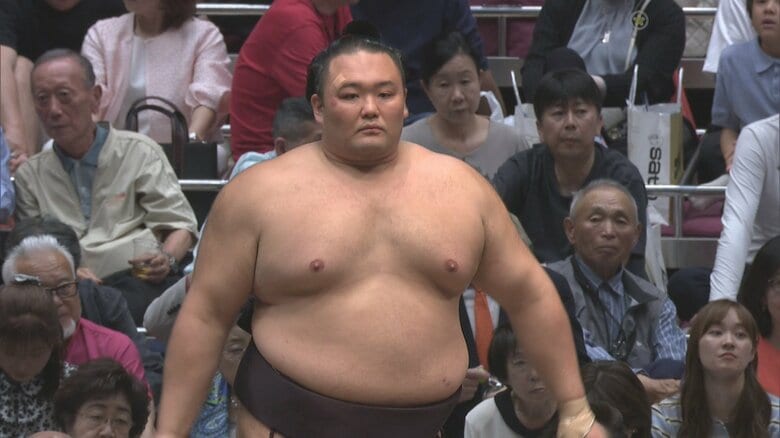 錦富士との取組に臨む朝乃山（10日）　提供：日本相撲協会