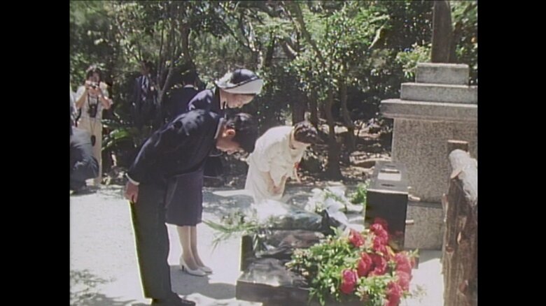 昭和50（1975）年7月ひめゆりの塔に供花される上皇ご夫妻