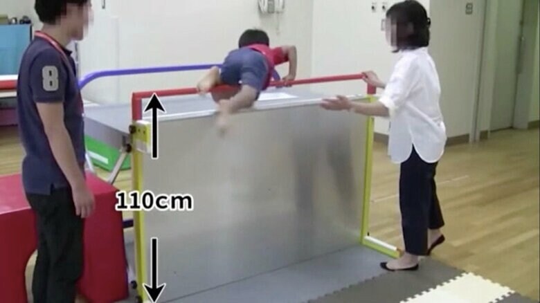 高さ110センチの手すりを越える実験（東京都生活文化スポーツ局より）