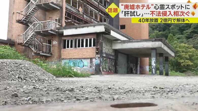 バリケード内の廃屋には多くの落書きが…窓ガラスもほとんど割れている