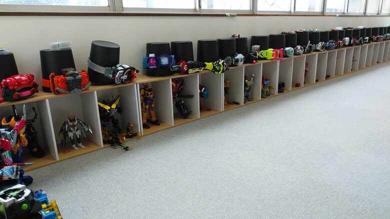 丁寧に飾られた「歴代仮面ライダーベルト」